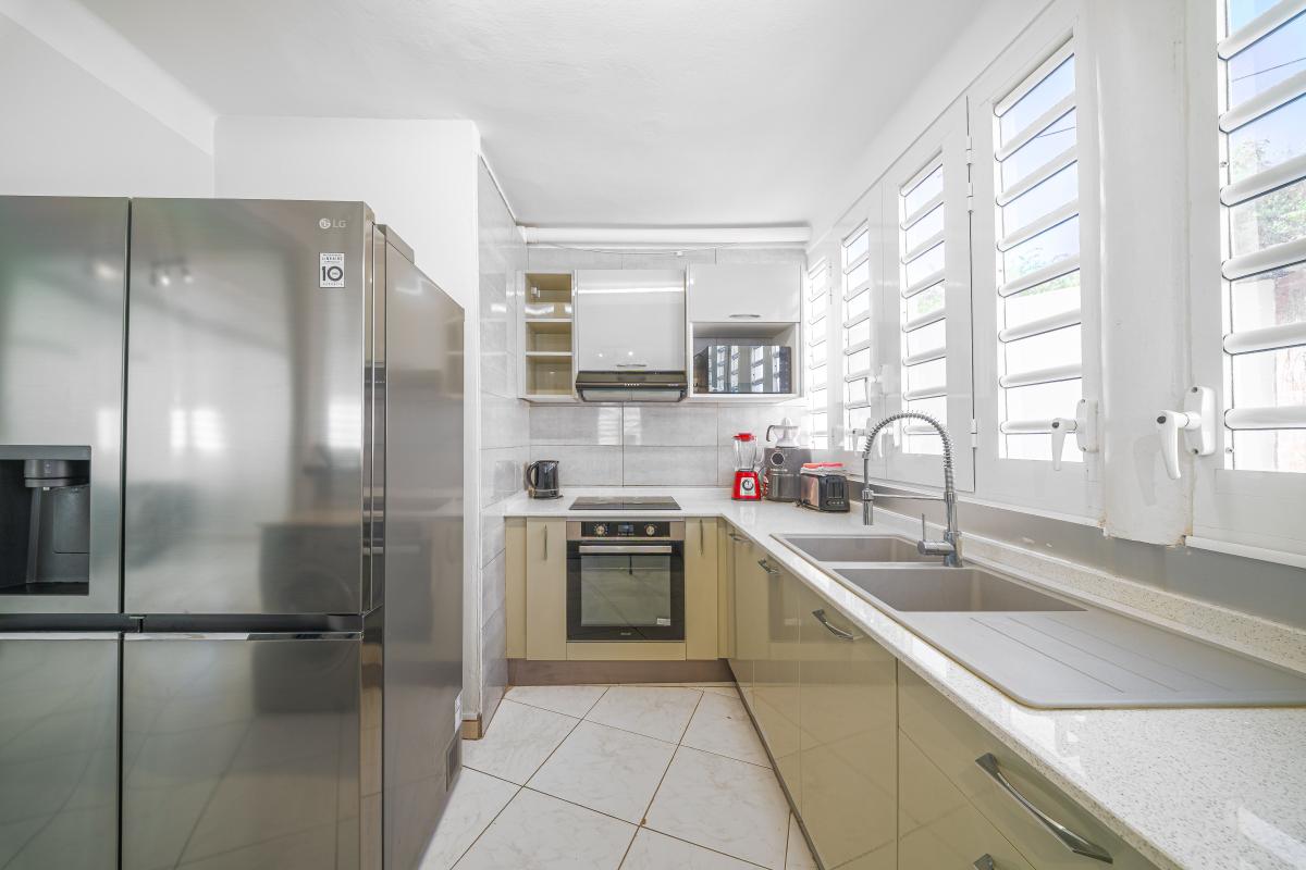 sejour-lumineux-cuisine-equipee-villa-diamant 12